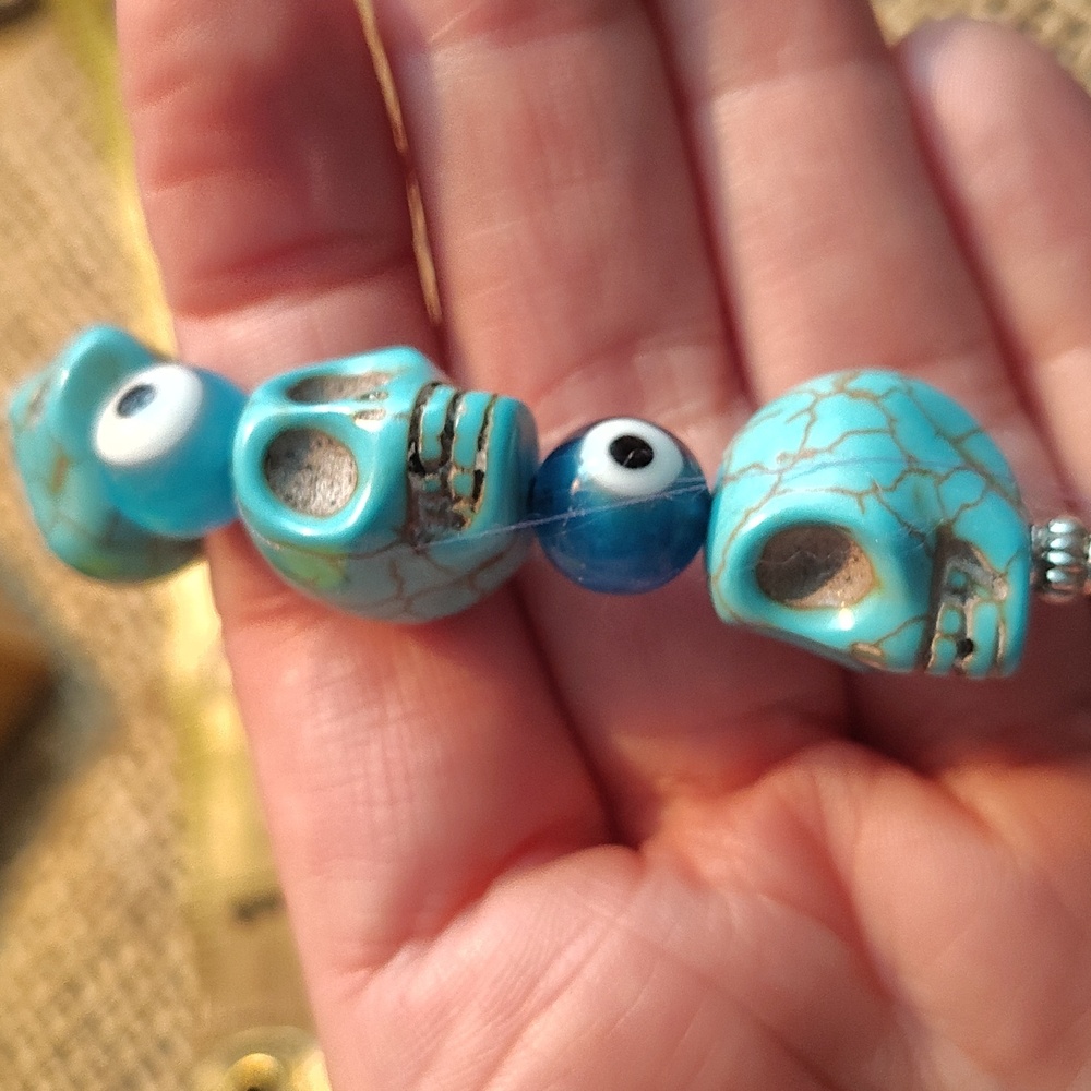 💀Turquoise Color Howlite Adjustable Skull Bead Bracelet - Picture 2 of 5